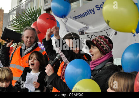 28/01/2012 Haringey, Londra UK. I genitori, gli insegnanti e gli studenti protestano sui passi di Haringey Civic Center contro i piani per discese in giro la scuola primaria Tottenham in una accademia sponsorizzato. Foto Stock