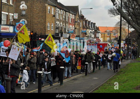 28/01/2012 Haringey, Londra UK. I genitori, gli insegnanti e gli studenti protestano contro i piani per discese in giro la scuola primaria Tottenham in una accademia sponsorizzato. Foto Stock