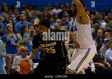 Gen 28, 2012 - Los Angeles, California, Stati Uniti - Colorado Buffaloes Spencer Dinwiddie (25) sneaks sotto UCLA Bruins Jerime Anderson (5) nella seconda metà azione. La UCLA Bruins sconfiggere il Colorado bufali 77-60 presso il Centro Sportivo di Los Angeles. (Credito Immagine: © Josh Cappella/Southcreek/ZUMAPRESS.com) Foto Stock