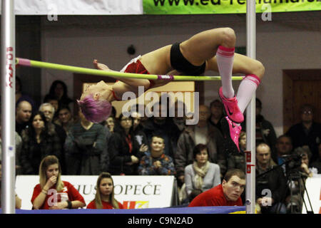 Correzione DATA: Tedesco alto ponticello Ariane Friedrich finito su altezza 184 cm durante la Moravian Salto in alto Tour evento in Hustopece, Repubblica Ceca, sabato 28 gennaio, 2012. (CTK foto/Vaclav Salek) Foto Stock