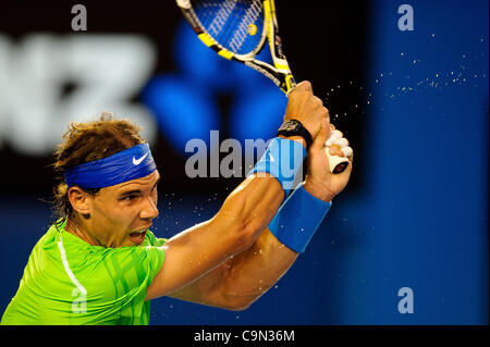 Gen 29, 2012 - Melbourne, Victoria, Australia - perle di sudore volare Rafael Nadal (ESP) come colpi di rovescio contro Novak Djokovic (SRB) durante gli uomini finali corrispondono al giorno 14 del 2012 Open di Australia a Melbourne Park, Australia. (Credito Immagine: © Sydney bassa/Southcreek/ZUMAPRESS.com) Foto Stock