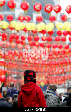 29/01/12, Londra. Rosso e Giallo lanterne cinesi decorare Gerrard Street a Chinatown che è impaccata con una folla di gente che celebra l'Anno del Dragone per il Capodanno cinese 2012. Foto Stock