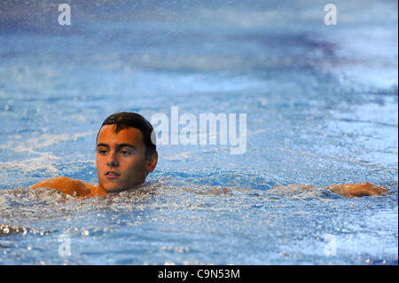 29.01.12 Southend on Sea, Inghilterra. Tom Daley (concorrenza) pratiche in tra gli eventi del giorno 3 del 2012 British Gas Coppa Nazionale Diving Concorrenza a Southend il nuoto e il Diving Center. Foto Stock