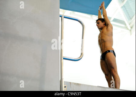 29.01.12 Southend on Sea, Inghilterra. Tom Daley (non concorrenti) pratiche in tra gli eventi del giorno 3 del 2012 British Gas Coppa Nazionale Diving Concorrenza a Southend il nuoto e il Diving Center. Foto Stock