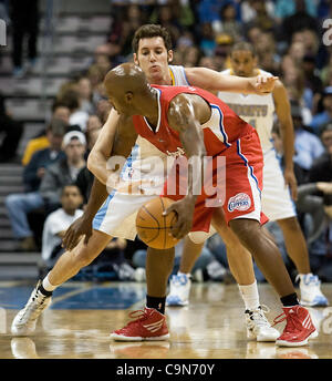 Gen 29, 2012 - Denver, CO, Stati Uniti d'America - Elena BILLUPS, centro di Los Angeles Clippers viene difeso contro by Rudy FERNANDEZ, di Denver Nuggets durante il 1st. La metà presso il Pepsi Center. La Clippers battere le pepite 109-105. (Credito Immagine: © Hector Acevedo/ZUMAPRESS.com) Foto Stock