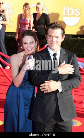 Diane Lane, Josh Brolin presso gli arrivi per la diciottesima edizione Screen Actors Guild SAG Awards - arrivi, Shrine Auditorium, Los Angeles, CA 29 gennaio 2012. Foto di: Jef Hernandez/Everett Collection Foto Stock