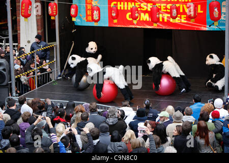 Eseguire pandas in scena a Birmingham durante il Capodanno cinese Foto Stock