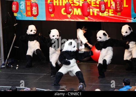 Eseguire pandas in scena a Birmingham durante il Capodanno cinese Foto Stock