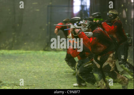 CALGARY IN CANADA - 2012-01-29 - Cinque-uomo squadra trattini fuori della loro linea di partenza, scatena una valanga di paintballs verso la concorrenza. Foto Stock