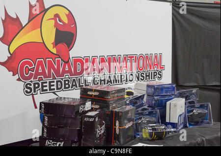 CALGARY IN CANADA - 2012-01-29 - I vincitori del Canadian National Speedball campionati recieve paintball hardware oltre a premi in denaro. Foto Stock