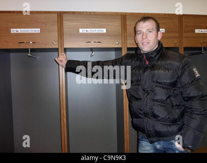 Slovacco giocatore di calcio di Slask Wroslaw pone in Repubblica Ceca Spogliatoio al City Stadium di Wroclaw, dove il calcio ceca squadra giocherà durante Euro 2012. Polonia Wroclaw, 24 gennaio 2012. (CTK foto/Martin Gregor) Foto Stock