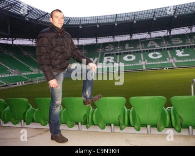 Slovacco giocatore di calcio di Slask Wroslaw pone al City Stadium di Wroclaw, dove il calcio ceca squadra giocherà durante Euro 2012. Polonia Wroclaw, 24 gennaio 2012. (CTK foto/Martin Gregor) Foto Stock