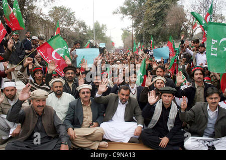 I sostenitori del Tehreek-e-Insaf (PTI) Agenzia Kurram chant slogan in favore delle loro richieste durante la manifestazione di protesta nella città di Peshawar Lunedì, 30 gennaio 2012. Foto Stock