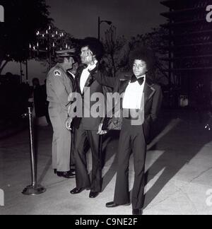 MICHAEL JACKSON con suo padre Joe Jackson AKA Joseph Walter Jackson presso il quarantacinquesimo annuale di Academy Awards Oscar nel 1973.fornito da foto, inc.(Immagine di credito: Â© Globe foto/ZUMAPRESS.com) Foto Stock