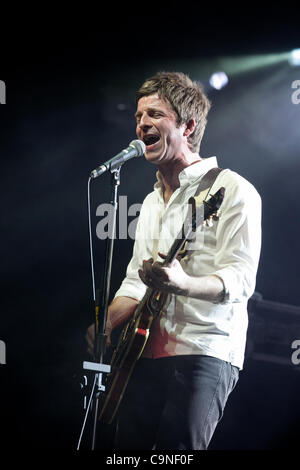 Noel Gallagher e l'alto uccelli in volo in esecuzione al Big Day Out, Melbourne, 29 gennaio 2012. Foto Stock