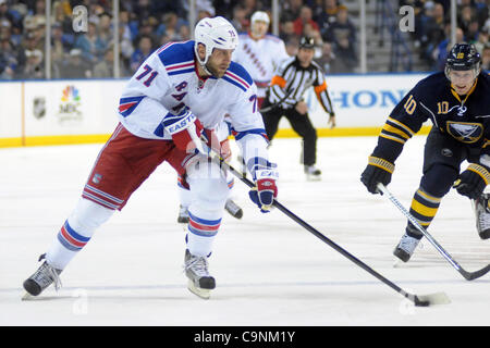 1 febbraio 2012 - Buffalo, New York, Stati Uniti - New York Rangers ala sinistra Mike Rupp (71) pattini nella zona nel primo periodo contro i Buffalo Sabres al primo centro di Niagara di Buffalo, New York. Il New York Rangers e il Buffalo Sabres sono legati 0-0 dopo il primo periodo. (Credito Immagine: © Mi Foto Stock