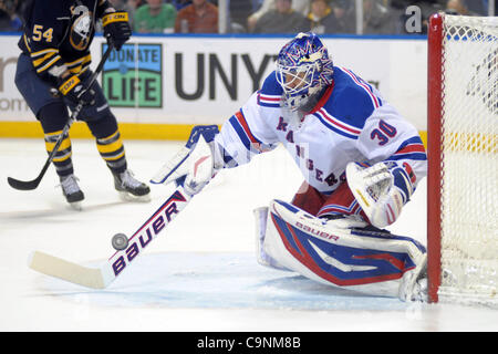 1 febbraio 2012 - Buffalo, New York, Stati Uniti - New York Rangers goalie Henrik Lundqvist (30) guarda per battere il puck verso il basso con il suo bastone in un secondo tempo contro i Buffalo Sabres al primo centro di Niagara di Buffalo, New York. Il New York Rangers e il Buffalo Sabres sono legati 0-0 dopo la seconda Foto Stock