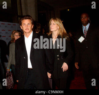 K33602ML.la chiusura notturna del 41ST NEW YORK FILM FESTIVAL PREMIERE DI 21 GRAMMI A Avery Fisher Hall, Lincoln Center di New York New York.10/19/2003. / 2003.SEAN PENN E ROBIN WRIGHT(Immagine di credito: © Mitchell Levy/Globe foto/ZUMAPRESS.com) Foto Stock