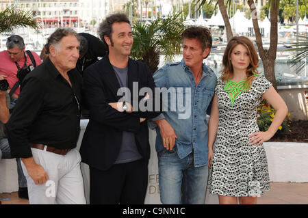 20 maggio 2011 - Cannes, Francia - (L-R) attore tedesco HEINZ LIEVEN, attore JUDD HIRSCH, attore Sean Penn e attrice irlandese EVE HEWSON durante il photocall per "Questo deve essere il luogo' alla 64a Cannes Film Festival in Francia. (Credito Immagine: © Frederic Injimbert/ZUMAPRESS.com) Foto Stock