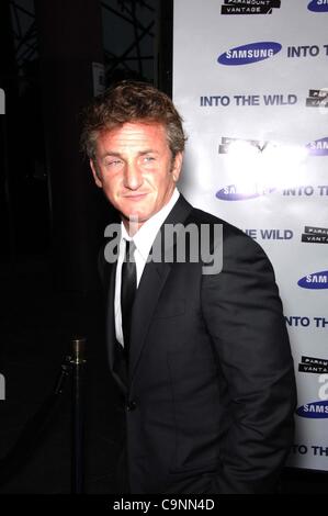 Sett. 19, 2007 - Hollywood, California, Stati Uniti - Sean Penn durante il nuovo premiere del nuovo film da Paramount Vantage nel selvaggio, svoltasi presso il Directors Guild Theatre, il 18 settembre 2007 a Los Angeles. - 2007.K54723MGE(Immagine di credito: © Michael Germana Globo/foto/ZUMAPRESS.com) Foto Stock