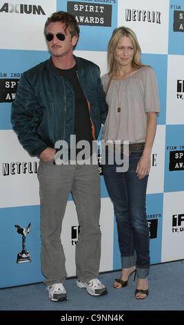 Feb 17, 2007; Hollywood, CA, Stati Uniti; attori SEAN PENN e e la moglie Robin Wright Penn al ventiduesimo Spirit Awards tenutosi sulla spiaggia di Santa Monica. Credito: Foto di Paul Fenton/ZUMA premere. (©) Copyright 2007 by Paolo Fenton Foto Stock