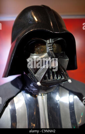 22 gennaio 2012 - Santa Ana, California, Stati Uniti - Originale Darth Vader costume e casco dal film della serie di Guerre stellari - Episodio IV: Una nuova speranza. Star Wars: dove la scienza incontra la fantasia presentano, featured in tre gallerie di visualizzazione, esplora le tecnologie futuristiche rappresentata nel film di Star Wars e fea Foto Stock