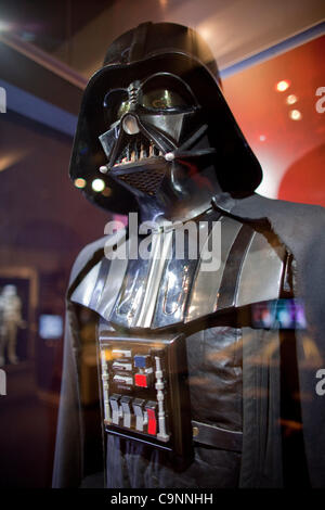 22 gennaio 2012 - Santa Ana, California, Stati Uniti - Originale Darth Vader costume e casco dal film della serie di Guerre stellari - Episodio IV: Una nuova speranza. Star Wars: dove la scienza incontra la fantasia presentano, featured in tre gallerie di visualizzazione, esplora le tecnologie futuristiche rappresentata nel film di Star Wars e fea Foto Stock