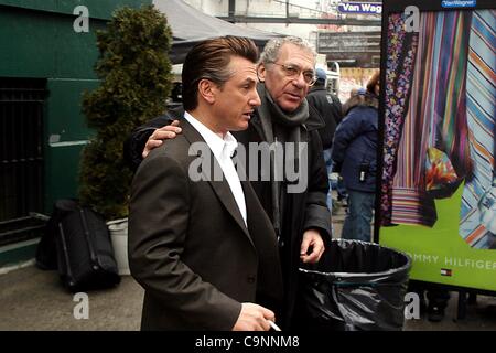 Mar 5, 2004 - New York New York, Stati Uniti - K36012RM.sul set del film ''L'INTERPRETE''..BOND STREET, New York New York..03/05/2004. / 2004.SEAN PENN e Sydney Pollack.(Immagine di credito: © Rick Mackler/Globe foto/ZUMAPRESS.com) Foto Stock