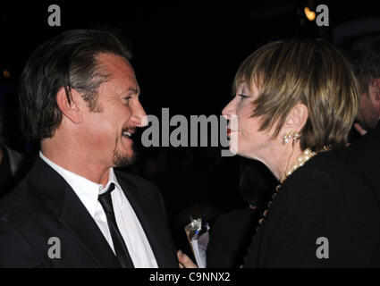 Jan 25, 2009 - Los Angeles, California, Stati Uniti d'America - Attore SEAN PENN e SHIRLEY MACLAINE chat della quindicesima Screen Actors Guild Awards tenutosi presso lo Shrine Auditorium di Los Angeles. (Credito Immagine: © Lora Voigt/ZUMA Press) Foto Stock