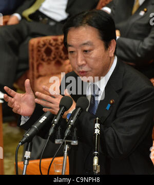 Febbraio 2, 2012, Tokyo, Giappone - Giappone il primo ministro Yoshihiko Noda speakks durante una dieta casa inferiore al Comitato del bilancio nella riunione di Tokyo giovedì 2 febbraio 2012. Noda era sotto attacco dall'opposizione camp per sospetta manomissione da parte di un dirigente del ministero della Difesa ufficiale con il prossimo maggio Foto Stock