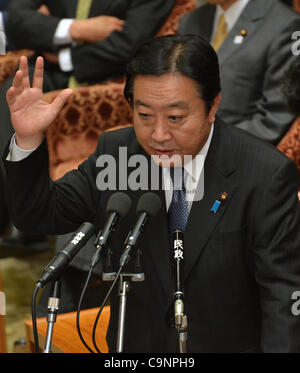 Febbraio 2, 2012, Tokyo, Giappone - Giappone il primo ministro Yoshihiko Noda speakks durante una dieta casa inferiore al Comitato del bilancio nella riunione di Tokyo giovedì 2 febbraio 2012. Noda era sotto attacco dall'opposizione camp per sospetta manomissione da parte di un dirigente del ministero della Difesa ufficiale con il prossimo maggio Foto Stock