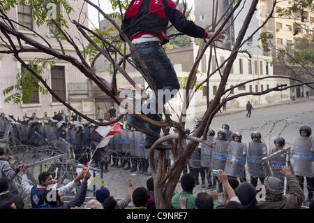 Febbraio 2, 2012 - Cairo, Egitto - i sostenitori del Ahly Club di Calcio marzo verso il ministero degli Interni nel centro cittadino di Egitto dove hanno affrontato le forze di sicurezza. Migliaia di manifestanti hanno marciato in Egitto ha iniziato a tre giorni di lutto per 74 persone uccise in un riot calcio che il rinnovato sdegno contro il nat Foto Stock