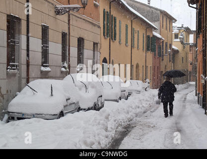 Febbraio 2, 2012 - insolitamente forte nevicata in Italia centrale, Imola, Italia. (Foto di Enrico Calderoni/AFLO [0391] Foto Stock