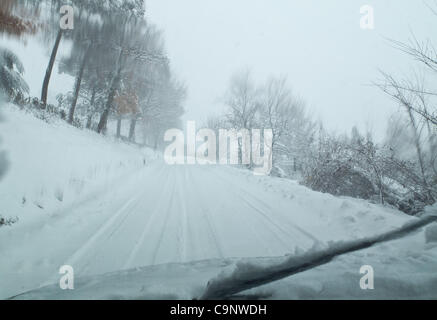 Febbraio 2, 2012 - insolitamente forte nevicata in Italia centrale, Imola, Italia. (Foto di Enrico Calderoni/AFLO [0391] Foto Stock