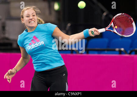 Angelique Kerber di Germania restituisce durante un Fed Cup tennis pratica di Stoccarda, Germania, il Venerdì, 3 febbraio 2012. Il team tedesco dovrà affrontare la squadra ceca nel primo turno del gruppo mondiale nel prossimo fine settimana. (CTK foto/Petr Sznapka) Foto Stock