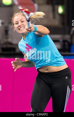 Angelique Kerber di Germania restituisce durante un Fed Cup tennis pratica di Stoccarda, Germania, il Venerdì, 3 febbraio 2012. Il team tedesco dovrà affrontare la squadra ceca nel primo turno del gruppo mondiale nel prossimo fine settimana. (CTK foto/Petr Sznapka) Foto Stock