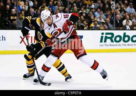 Febbraio 2, 2012 - Boston, Massachusetts, STATI UNITI - Carolina Hurricanes center Brandon Sutter (16) blocchi Boston Bruins defenceman Andrew Ference (21) tentativo di passare nel secondo periodo di gioco al TD Garden di Boston, Massachusetts. Uragani battere i Bruins 3 - 0. (Credito Immagine: © contrassegnare la casella/Southcreek/ Foto Stock
