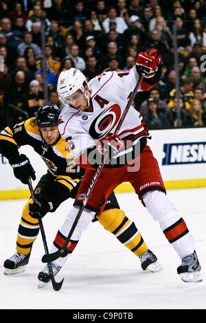 Febbraio 2, 2012 - Boston, Massachusetts, STATI UNITI - Carolina Hurricanes center Brandon Sutter (16) spinge un fatturato da Boston Bruins defenceman Andrew Ference (21) nel secondo periodo di gioco al TD Garden di Boston, Massachusetts. Uragani battere i Bruins 3 - 0. (Credito Immagine: © contrassegnare la casella/Southcre Foto Stock