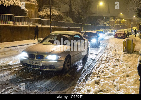Londra, Regno Unito. 5 Feb 2012. Stradale paralizzata durante la tempesta di neve - North London - nelle prime ore della domenica mattina. Foto Stock