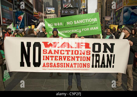 Febbraio 4, 2012: Giornata Internazionale di Azione: n. U.S. La guerra all'Iran. Gli attivisti di rally in Times Square NYC e marzo alle Nazioni Unite e Ambasciata di Israele per protestare contro la guerra mongering contro l'Iran, di sanzioni e di fuco scioperi. Foto Stock