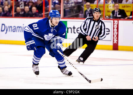 Febbraio 04, 2012 - Ottawa, Ontario, Canada - Phil Kessel(81) durante l'azione tra i senatori e foglie. (Credito Immagine: © Leon Svizz/Southcreek/ZUMAPRESS.com) Foto Stock