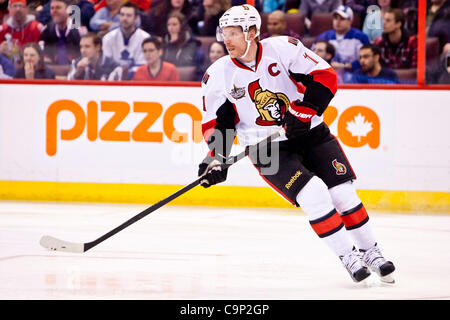 Febbraio 04, 2012 - Ottawa, Ontario, Canada - Daniel Alfredsson(11) durante l'azione tra i senatori e foglie. (Credito Immagine: © Leon Svizz/Southcreek/ZUMAPRESS.com) Foto Stock