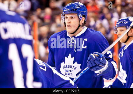 Febbraio 04, 2012 - Ottawa, Ontario, Canada - Dion Phaneuf(3) durante l'azione tra i senatori e foglie. (Credito Immagine: © Leon Svizz/Southcreek/ZUMAPRESS.com) Foto Stock