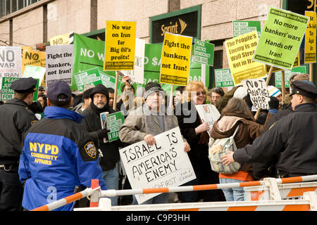 Febbraio 4, 2012: Giornata Internazionale di Azione: n. U.S. La guerra all'Iran. Gli attivisti di rally in Times Square NYC e marzo alle Nazioni Unite e Ambasciata di Israele per protestare contro la guerra mongering contro l'Iran, di sanzioni e di fuco scioperi. Foto Stock