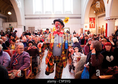 Pagliacci raccogliere nella chiesa della Santissima Trinità a Dalston, East London, frequentando un servizio di chiesa in memoria di Giuseppe Grimaldi. Foto Stock