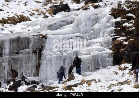 Brecon Beacons, UK. 5 Feb 2012. Famiglie fuori controllo a cascata ghiacciata vicino a piani di armi nel Parco Nazionale di Brecon Beacons, il Galles Centrale di questo pomeriggio. Foto Stock