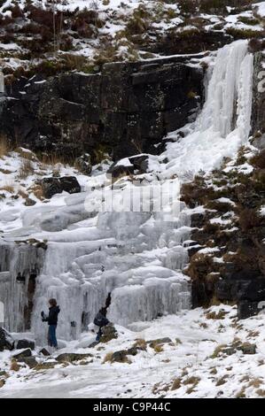 Brecon Beacons, UK. 5 Feb 2012. Famiglie fuori controllo a cascata ghiacciata vicino a piani di armi nel Parco Nazionale di Brecon Beacons, il Galles Centrale di questo pomeriggio. Foto Stock