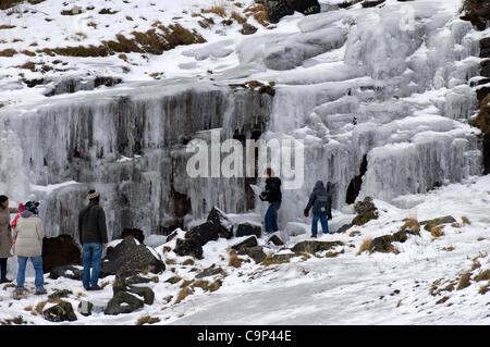 Brecon Beacons, UK. 5 Feb 2012. Famiglie fuori controllo a cascata ghiacciata vicino a piani di armi nel Parco Nazionale di Brecon Beacons, il Galles Centrale di questo pomeriggio. Foto Stock