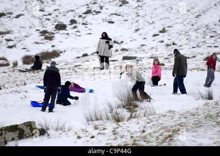 Brecon Beacons, UK. 5 Feb 2012. Famiglie godendo la neve a piani di armi nel Parco Nazionale di Brecon Beacons, il Galles Centrale di questo pomeriggio. Foto Stock