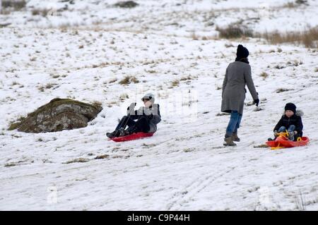 Brecon Beacons, UK. 5 Feb 2012. Famiglie godendo la neve a piani di armi nel Parco Nazionale di Brecon Beacons, il Galles Centrale di questo pomeriggio. Foto Stock